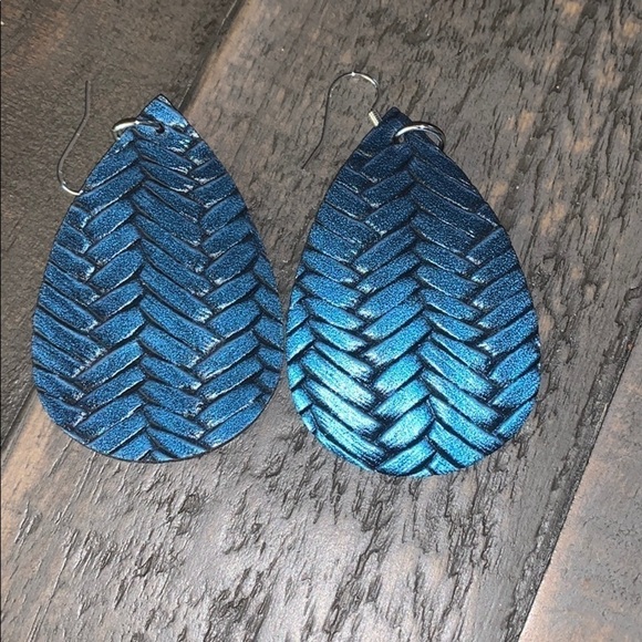 5/$25 Metallic Blue Woven Teardrop Faux Leather-NEW - Picture 2 of 3